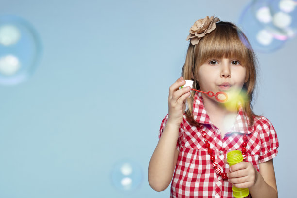 女孩吹泡泡图片下载