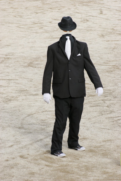 戴着帽子，没有脸的人在沙地上走图片下载