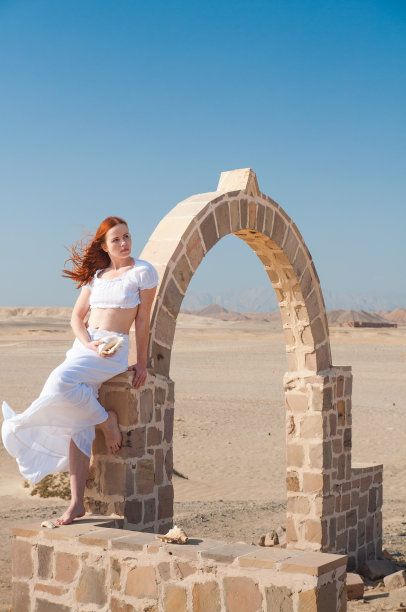 女孩与壳牌图片下载