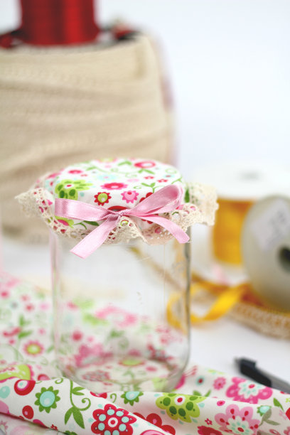 带纺织品罩的罐子图片下载