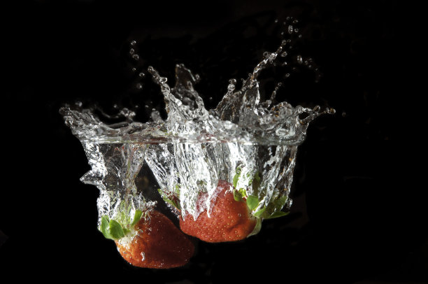 草莓掉进水里图片下载