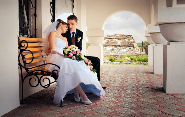 新娘和新郎坐在长凳上图片下载