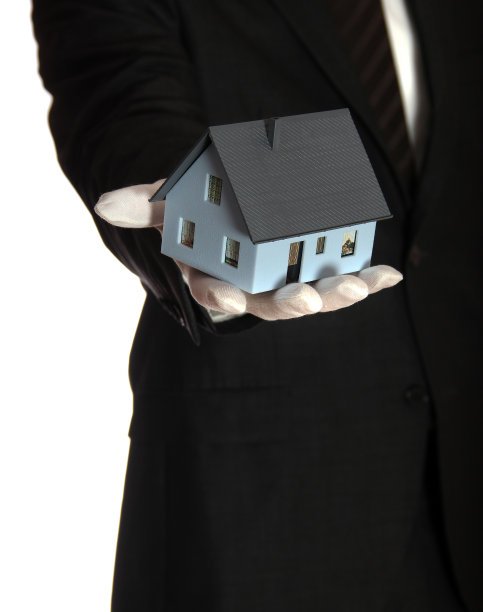 房子在一个推销员手里图片下载