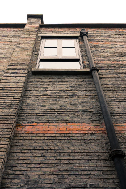 带有窗户的砖墙——垂直图片下载