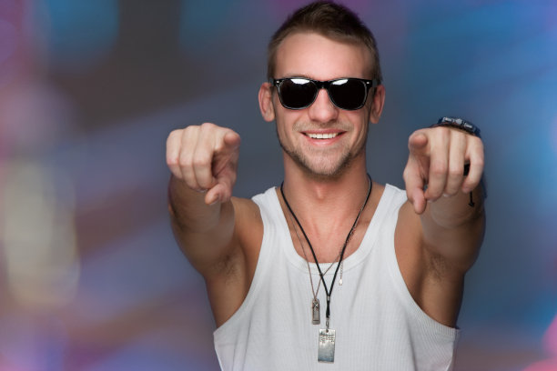 戴着墨镜的快乐男人图片下载