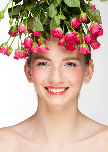 年轻漂亮的女人，带着玫瑰图片下载