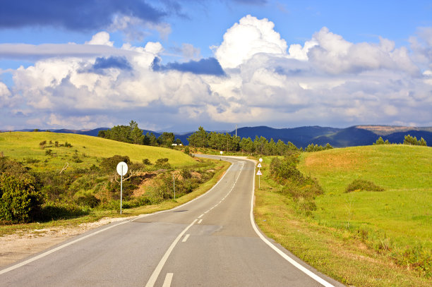 乡村公路与美丽的云彩形状图片下载