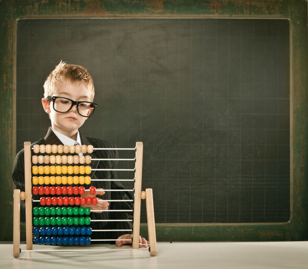 年轻严肃的科学家孩子与算盘和copyspace blackboa图片下载