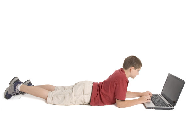 笔记本电脑上的男孩图片下载