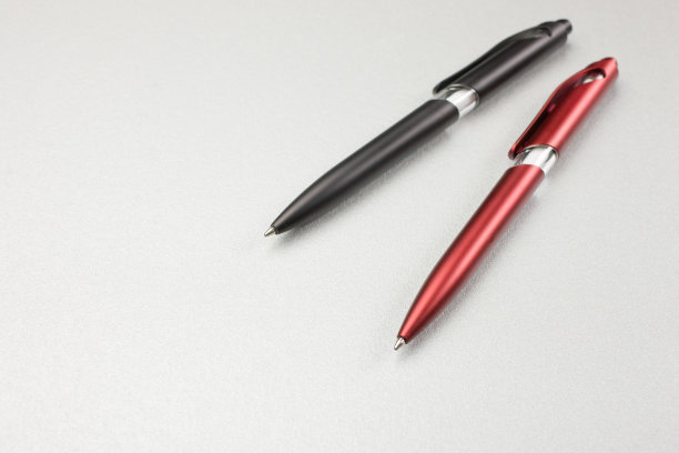 桌子上有一套彩色钢笔图片下载