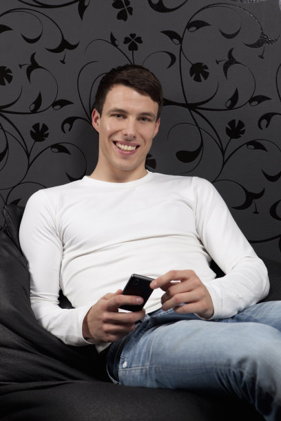 年轻英俊的男人与手机图片下载