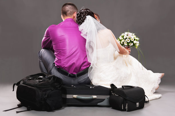 新郎和新娘在工作室里图片下载