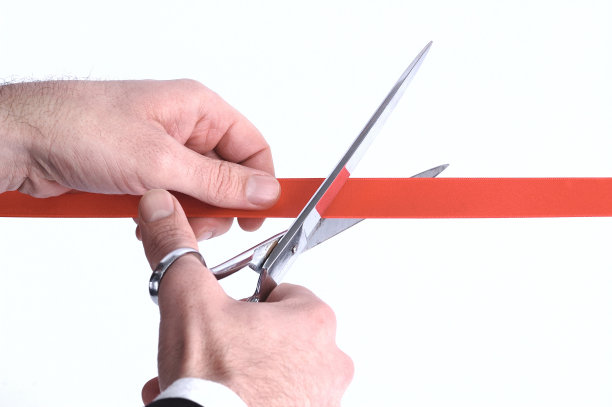 用剪刀剪红丝带图片下载