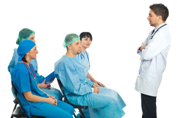 年轻的医生在会议上发言图片下载