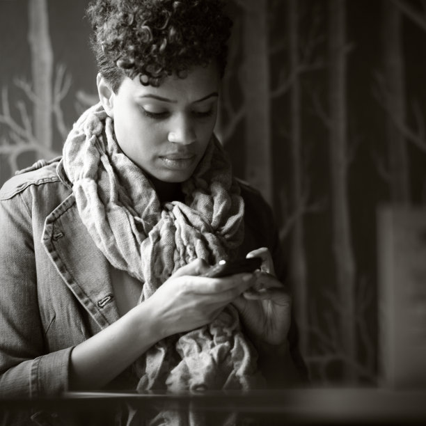 女人发短信图片下载