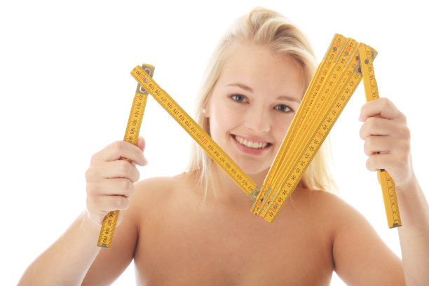 拿着折尺的年轻女子图片下载