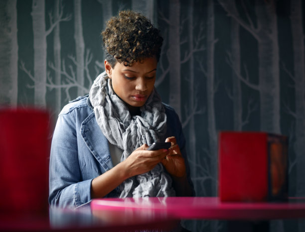 坐在咖啡馆发短信的女人图片下载