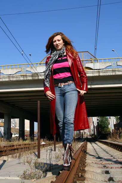 女人在铁路图片下载