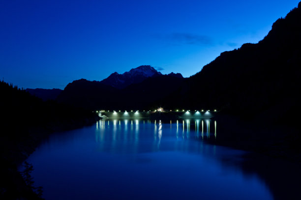 大坝在日落时分图片下载