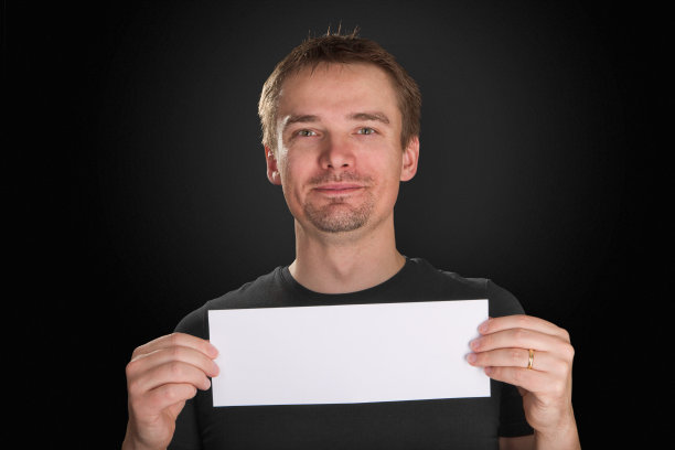 带着空白纸微笑的男人图片下载