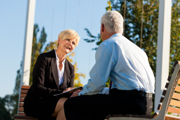 在户外进行辅导的业务同事图片下载