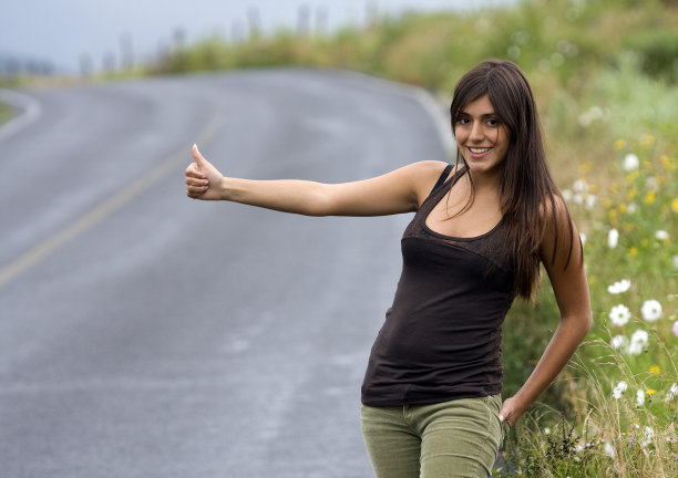 想搭车，快乐的女孩。图片下载