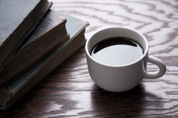 咖啡和旧书图片下载