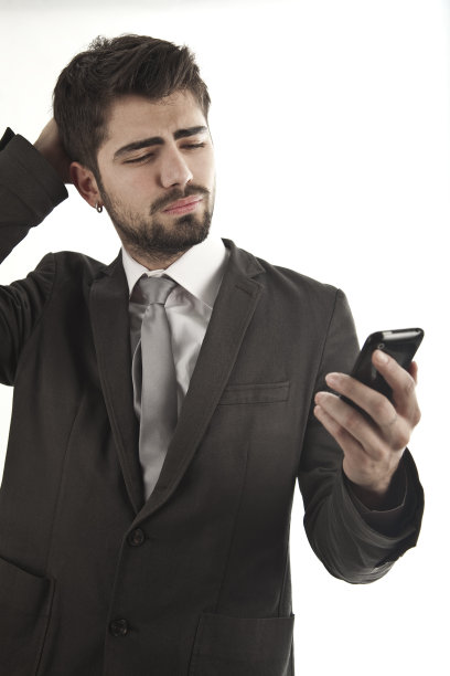 紧张沮丧的男人在手机上做生意图片下载