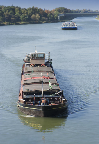 运河上的驳船驶近图片下载