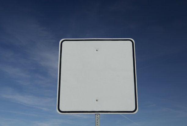 空白的白色路标映衬着晴朗的蓝天图片下载