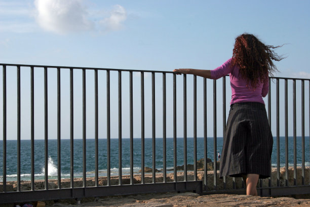 女人凝视大海#2图片下载