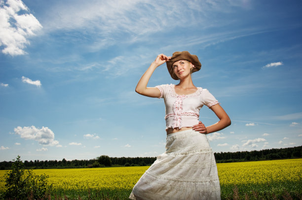戴牛仔帽的美女。图片下载
