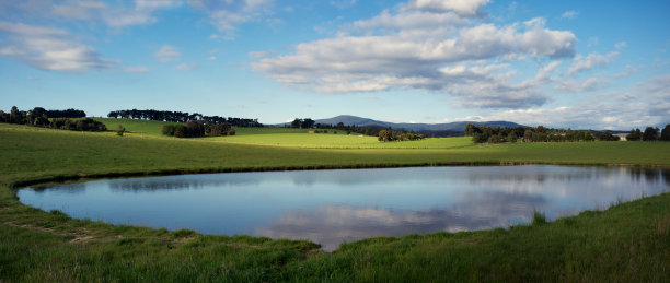 全景拍摄的一个澳大利亚农场与大坝在前景图片下载