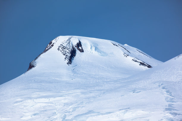 厄尔布鲁斯山的西峰图片下载