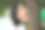 幸福的年轻女子在树旁微笑图片下载
