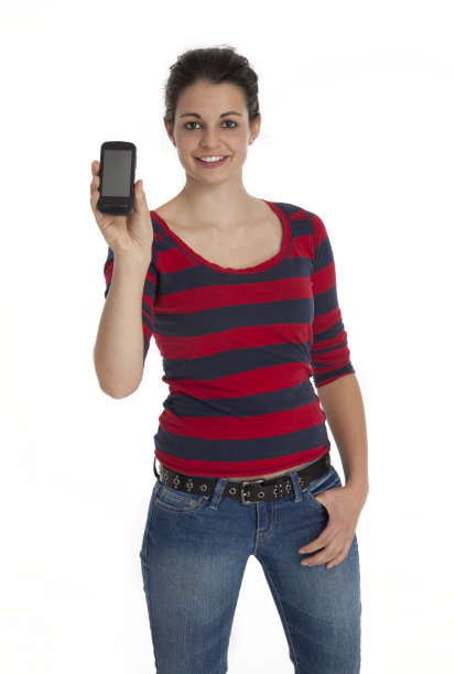 漂亮的年轻女人展示手机图片下载