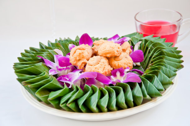 兰花花和芭蕉叶上的美味饼干图片下载