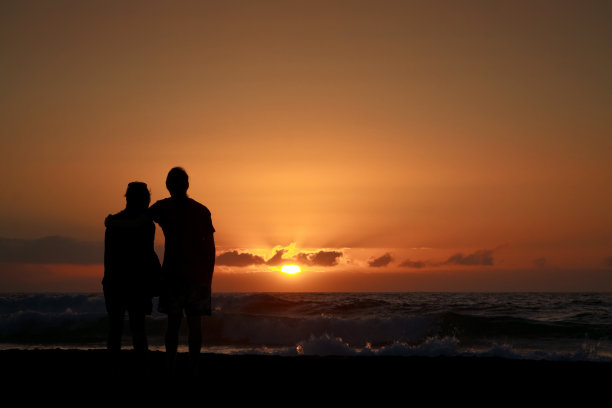一对站在海洋海岸线上的夫妇图片下载