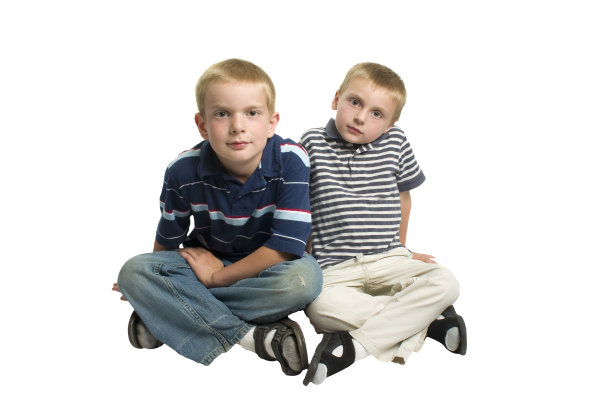 男孩们像印度人一样坐着图片下载