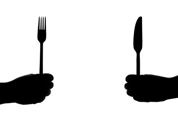 刀叉握在拳头里图片下载