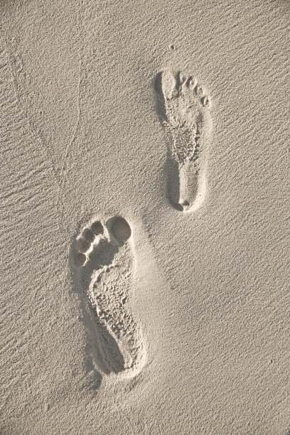 沙滩上的脚印图片下载