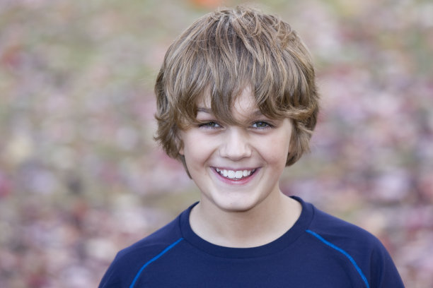 小男孩微笑图片下载