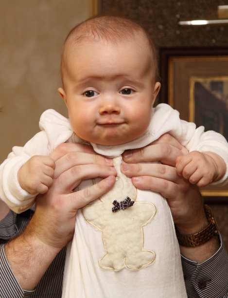 父亲抱着孩子图片下载