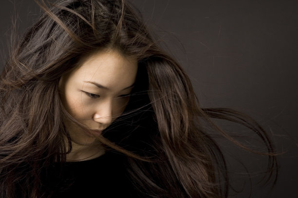 风中有长发的女孩图片下载