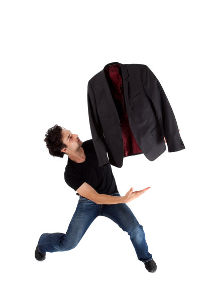 时髦的舞者在运动中脱掉衣服图片下载