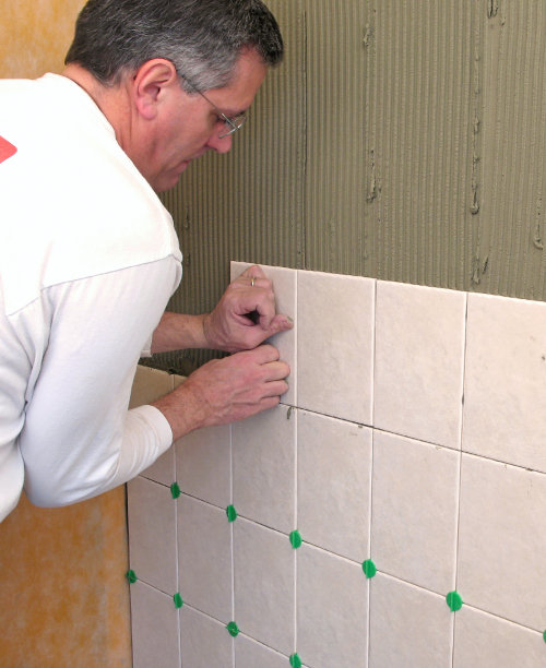 男子安装瓷砖图片下载