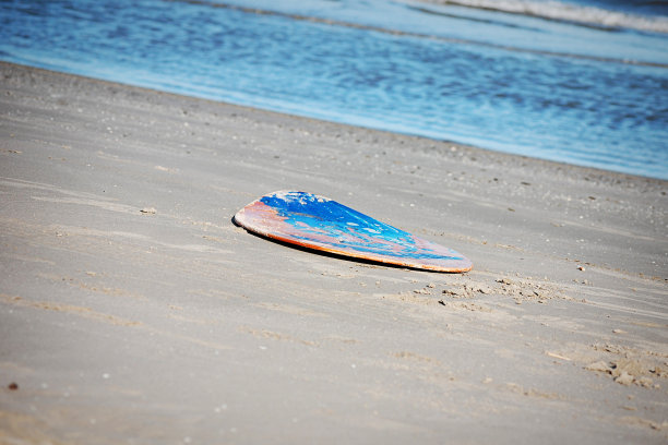 在海滩上冲浪图片下载