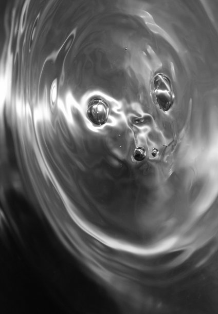 令人毛骨悚然的液滴。图片下载