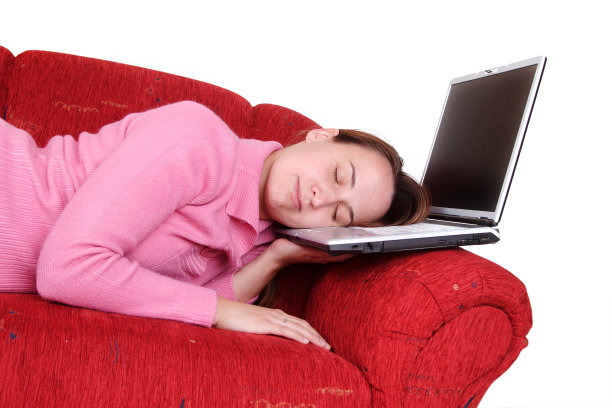 睡在笔记本电脑图片下载