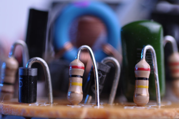 带有电阻和电容的电路板图片下载